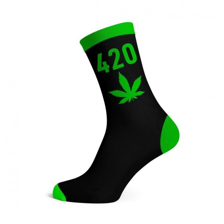 Schwarze Socken und 420 Neon