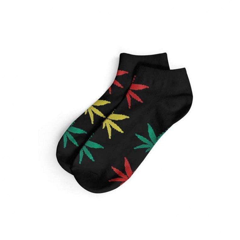 Kurze schwarze Socken und Rasta-Blätter