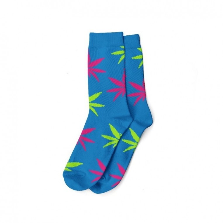 Blaue Socken und rosa und grüne Blätter