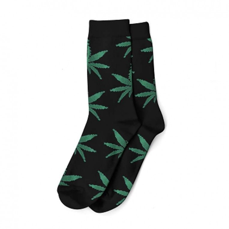 Schwarze Cannabissocken und grüne Blätter