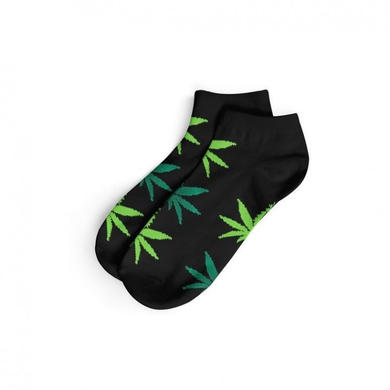 Kurze schwarze Socken und hellgrüne Blätter