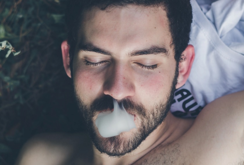 fumar porros de marihuana cambia la cara